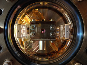 Two-dimensional quantum freeze