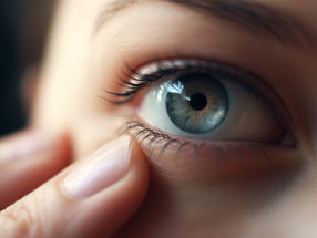Contact lenses shed microplastics