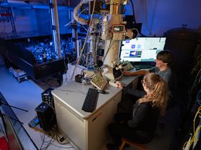 Tailored electron pulses for improved electron microscopy