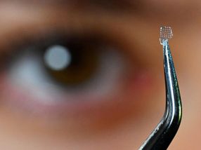 An optical lens that senses gas