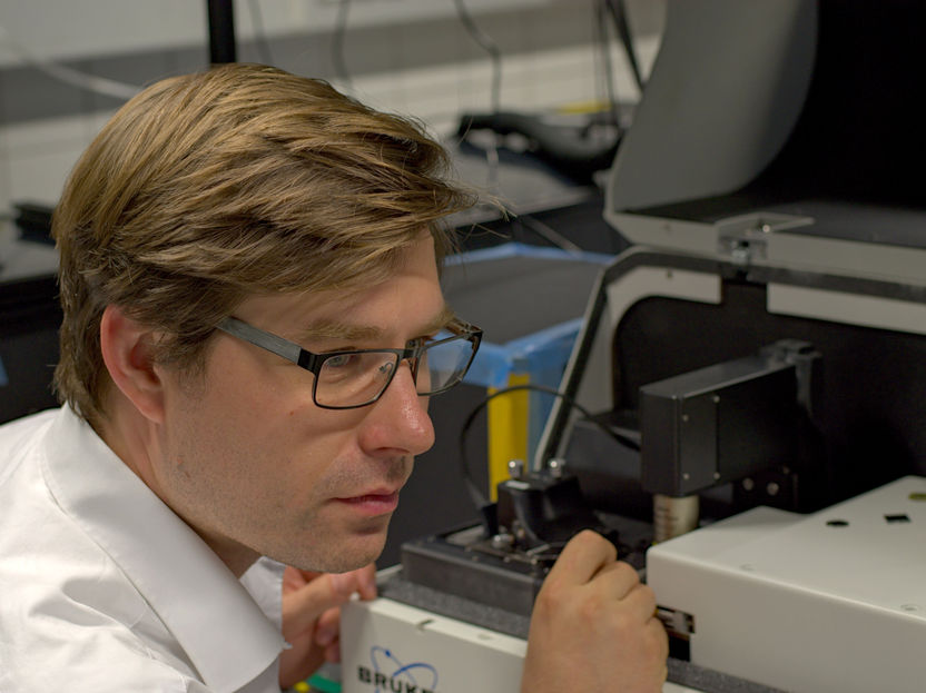What does "resolution" mean here? Microscopy puzzle solved - New microscopy method can identify molecules: The question of resolution proved to be a difficult puzzle