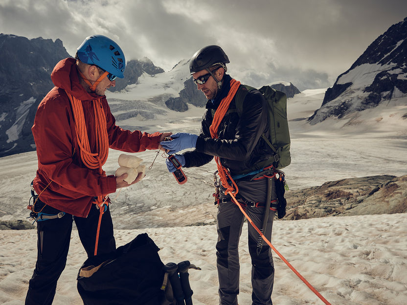 Nanoplastics at lofty heights - Researchers detect microscopic plastic particles on alpine glaciers with the help of mountaineers
